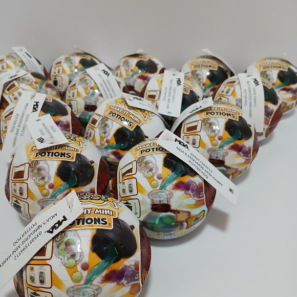 Harry Potter Potions Make it Mini Verse full box of 15 capsules with a UV light - Picture 2 of 6